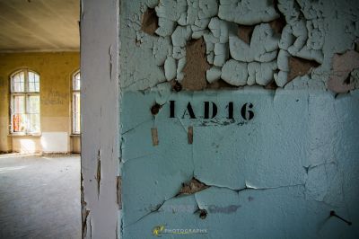 Ein Zimmer mit einer Nummer an der Wand